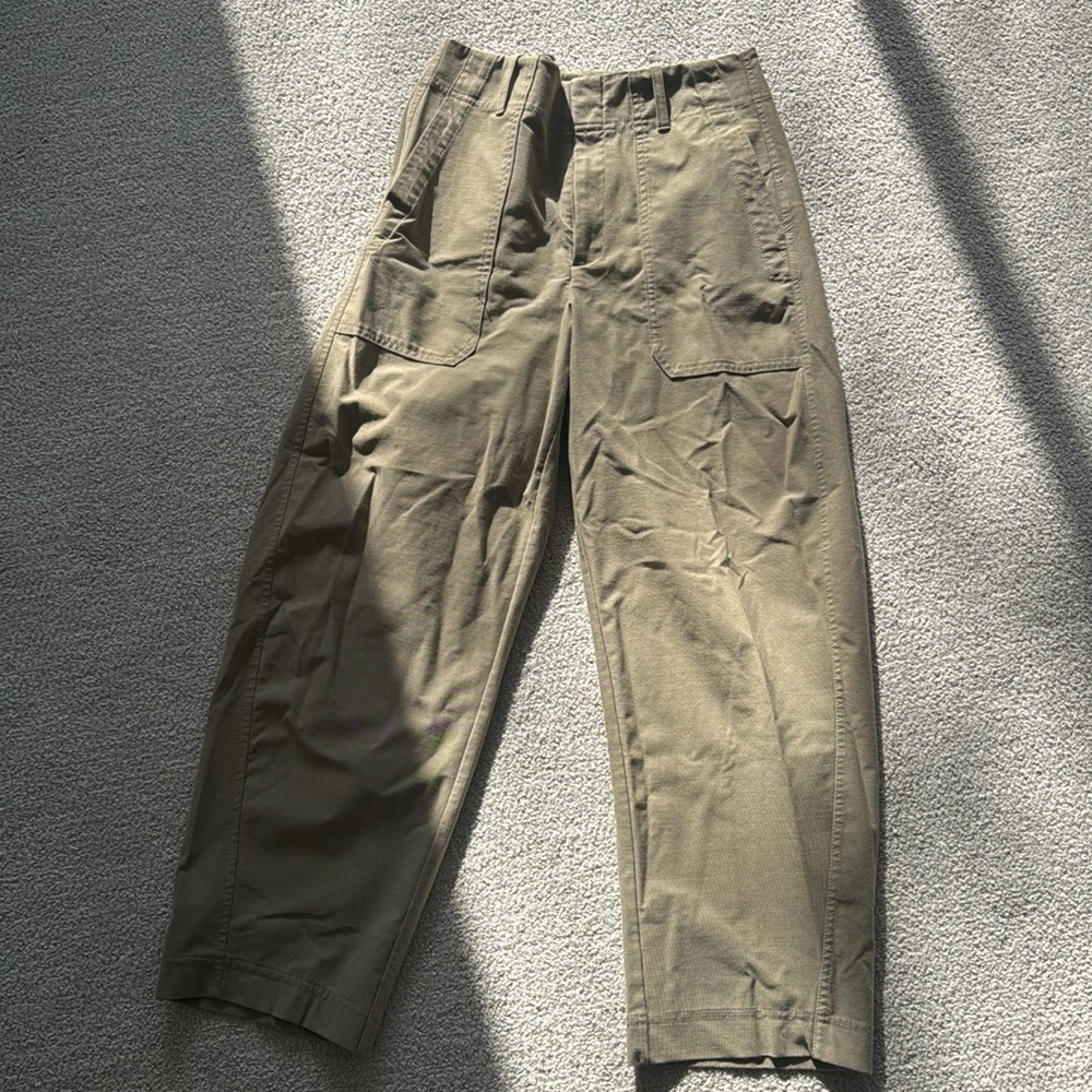 Athleta Skyline Barrel Leg Utility Pant in Green size 10